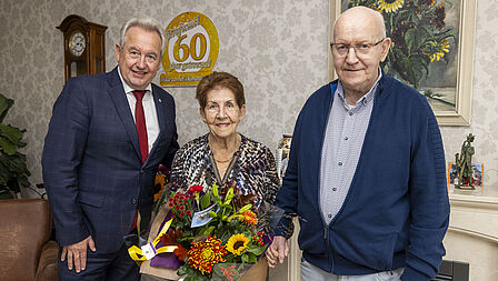 echtpaar prins-boers op de foto met wethouder van der stee