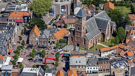 Luchtfoto Naaldwijk centrum waar een feest aan de gang is