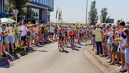 foto van de wielrensters die voorbij racen