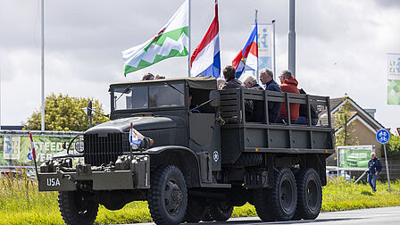 foto van groot leger voertuig met mensen erin