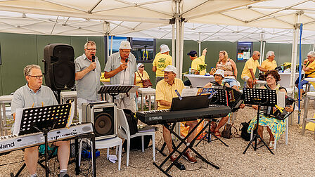 foto van ouderen die muziek maken met elkaar bij DOC